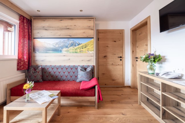 Gemütlicher Wohnbereich zum Wohlfühlen im Hotel Post Örglwirt