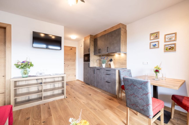 Wohnbereich und Küchenzeile