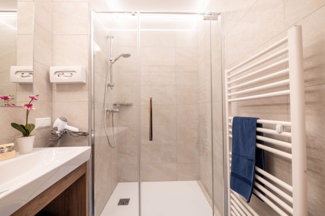 Badezimmer im Hotel Post Örglwirt