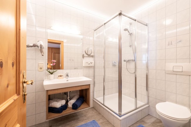 Badezimmer mit Dusche