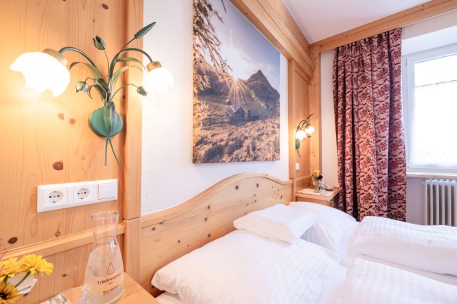 Gemütliches Doppelbett im Unterkunftstyp Doppelzimmer Almrausch