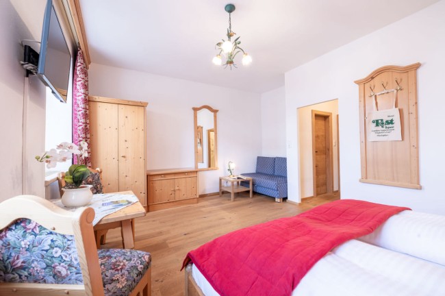Geräumiges und großzügiges Schlafzimmer im Hotel Post Örglwirt