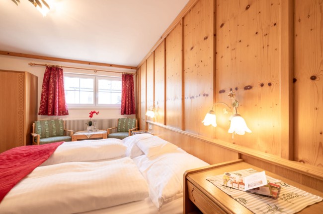 Schlafzimmer ohne Balkon im Hotel Post Örglwirt