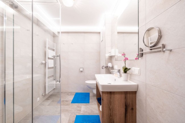 Badezimer mit Dusche im Hotel Post Örglwirt