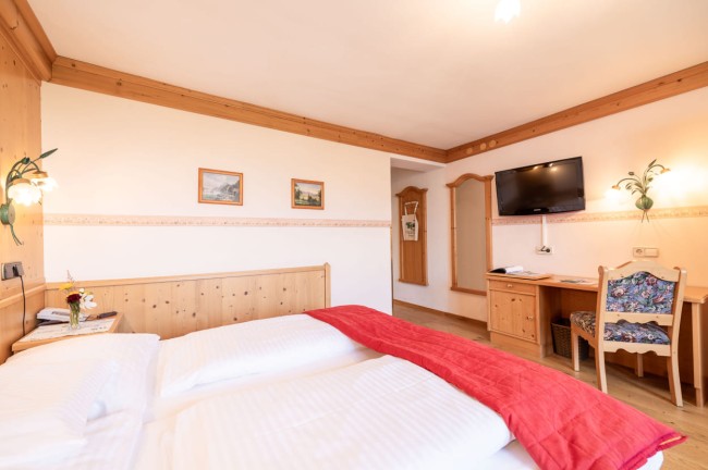 Geräumiges Doppelzimmer mit TV und Schreibtisch