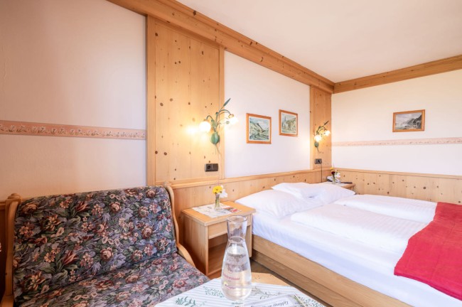 Kleine Sitzcouch und Tisch im Hotelzimmer