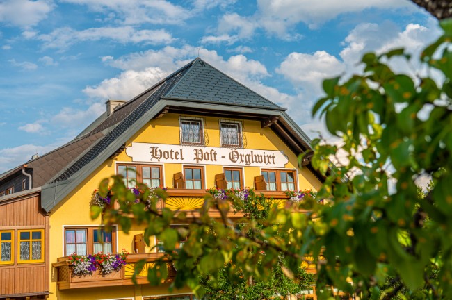 Hotel Post Örglwirt im Sommer mit blauem Himmel