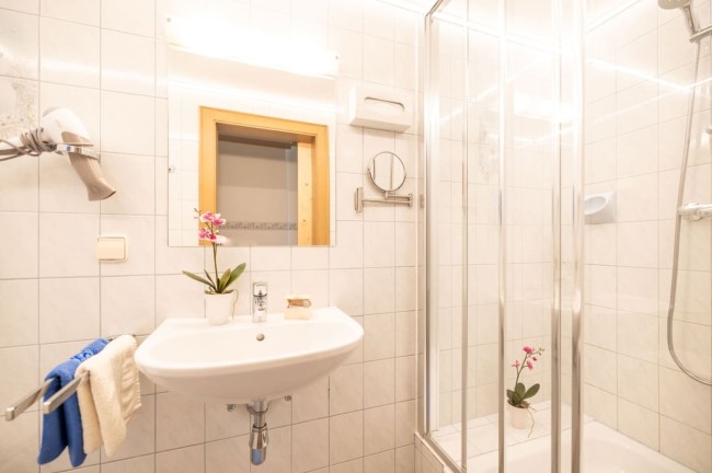 Bad mit Waschbecken und Dusche