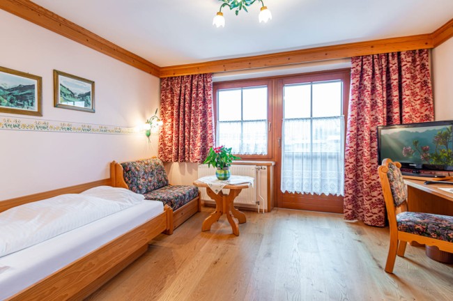 Einbettzimmer im Hotel Post Örglwirt in Mariapfarr