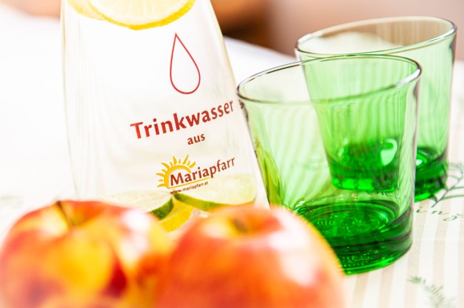 Trinkwasser am Zimmer und Äpfel