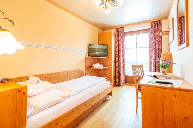 Einbettzimmer im Hotel in Mariapfarr