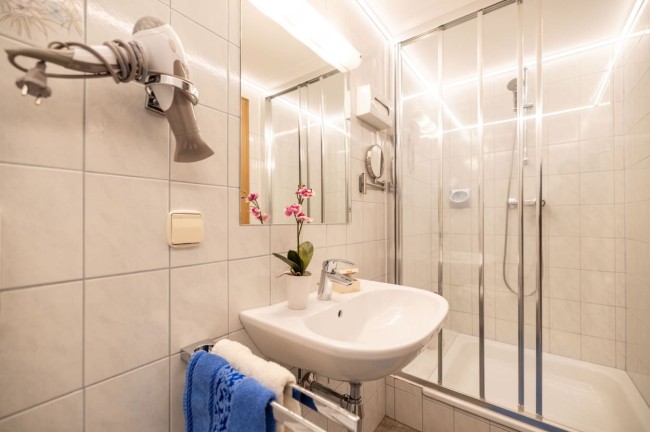 Bad im Hotel in Mariapfarr für eine Person