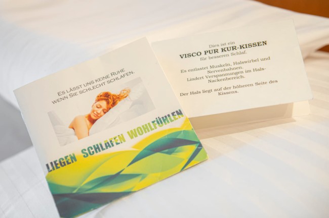 Zimmerinfo auf dem Tisch im Zimmer